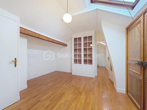 Maison rénovée située à Montreuil, 259 m² au sol (166,65m² Loi Carrez) sur un terrain de 411 m², 7 pièces dont 5 chambres. 

Au rez-de-chaussée, deux chambres (ou bureaux), un espace buanderie/chaufferie équipé d'une pompe à chaleur neuve, d'un ballon d'eau chaude thermodynamique neuf et un grand garage de 37 m² pouvant être aménagé en studio indépendant ou en atelier, avec accès au second jardin. 
Au 1er étage, un vaste palier dessert un double séjour lumineux et traversant, agrémenté de deux balcons et d'une cheminée, une cuisine aménagée et équipée, deux chambres, un WC et une salle d'eau. 
Au 2ème étage, une cinquième chambre, un WC, une salle de bains et une pièce supplémentaire modulable en sixième chambre, salle de jeu ou bureau. 
À l'extérieur, deux jardins agréables avec une terrasse couverte et la possibilité de stationner plusieurs véhicules.

Arguments concrets : surface généreuse de 259 m², terrain de 411 m², garage 37 m² transformable, rénovation récente et pompe à chaleur + ballon thermodynamique neufs (performance énergétique et confort améliorés), l'électricité remise à niveau, menuiseries extérieures remplacées en doubles vitrages, agencement offrant de nombreuses possibilités d'aménagement (logement familial, home office, studio indépendant).

Environnement : quartier résidentiel de Montreuil offrant commerces de proximité, boulangeries, marché local et services quotidiens à courte distance; établissements scolaires (maternelles, élémentaires et collèges dont le groupe scolaire privé et réputé Henri Matisse) et crèches accessibles à pied ; espaces verts et promenades à proximité pour les loisirs en plein air (parc Montreau); équipements sportifs et structures culturelles de la commune facilement joignables. 
Bon réseau de transports en commun et accès routiers pratiques vers Paris et les axes périphériques, facilitant les déplacements quotidiens.