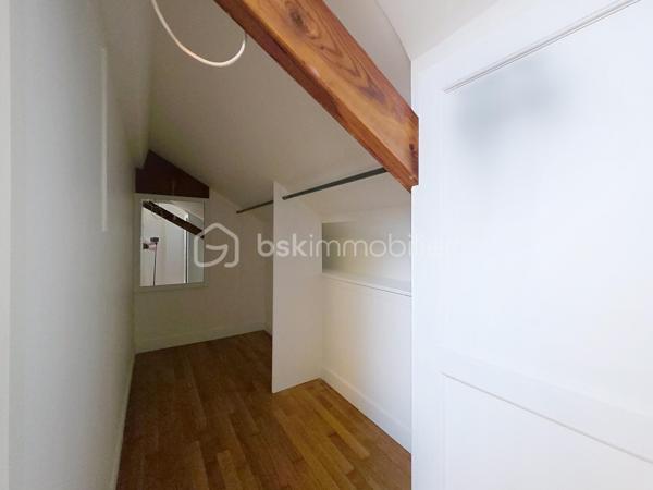 Maison rénovée située à Montreuil, 259 m² au sol (166,65m² Loi Carrez) sur un terrain de 411 m², 7 pièces dont 5 chambres. 

Au rez-de-chaussée, deux chambres (ou bureaux), un espace buanderie/chaufferie équipé d'une pompe à chaleur neuve, d'un ballon d'eau chaude thermodynamique neuf et un grand garage de 37 m² pouvant être aménagé en studio indépendant ou en atelier, avec accès au second jardin. 
Au 1er étage, un vaste palier dessert un double séjour lumineux et traversant, agrémenté de deux balcons et d'une cheminée, une cuisine aménagée et équipée, deux chambres, un WC et une salle d'eau. 
Au 2ème étage, une cinquième chambre, un WC, une salle de bains et une pièce supplémentaire modulable en sixième chambre, salle de jeu ou bureau. 
À l'extérieur, deux jardins agréables avec une terrasse couverte et la possibilité de stationner plusieurs véhicules.

Arguments concrets : surface généreuse de 259 m², terrain de 411 m², garage 37 m² transformable, rénovation récente et pompe à chaleur + ballon thermodynamique neufs (performance énergétique et confort améliorés), l'électricité remise à niveau, menuiseries extérieures remplacées en doubles vitrages, agencement offrant de nombreuses possibilités d'aménagement (logement familial, home office, studio indépendant).

Environnement : quartier résidentiel de Montreuil offrant commerces de proximité, boulangeries, marché local et services quotidiens à courte distance; établissements scolaires (maternelles, élémentaires et collèges dont le groupe scolaire privé et réputé Henri Matisse) et crèches accessibles à pied ; espaces verts et promenades à proximité pour les loisirs en plein air (parc Montreau); équipements sportifs et structures culturelles de la commune facilement joignables. 
Bon réseau de transports en commun et accès routiers pratiques vers Paris et les axes périphériques, facilitant les déplacements quotidiens.
