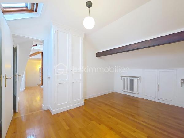 Maison rénovée située à Montreuil, 259 m² au sol (166,65m² Loi Carrez) sur un terrain de 411 m², 7 pièces dont 5 chambres. 

Au rez-de-chaussée, deux chambres (ou bureaux), un espace buanderie/chaufferie équipé d'une pompe à chaleur neuve, d'un ballon d'eau chaude thermodynamique neuf et un grand garage de 37 m² pouvant être aménagé en studio indépendant ou en atelier, avec accès au second jardin. 
Au 1er étage, un vaste palier dessert un double séjour lumineux et traversant, agrémenté de deux balcons et d'une cheminée, une cuisine aménagée et équipée, deux chambres, un WC et une salle d'eau. 
Au 2ème étage, une cinquième chambre, un WC, une salle de bains et une pièce supplémentaire modulable en sixième chambre, salle de jeu ou bureau. 
À l'extérieur, deux jardins agréables avec une terrasse couverte et la possibilité de stationner plusieurs véhicules.

Arguments concrets : surface généreuse de 259 m², terrain de 411 m², garage 37 m² transformable, rénovation récente et pompe à chaleur + ballon thermodynamique neufs (performance énergétique et confort améliorés), l'électricité remise à niveau, menuiseries extérieures remplacées en doubles vitrages, agencement offrant de nombreuses possibilités d'aménagement (logement familial, home office, studio indépendant).

Environnement : quartier résidentiel de Montreuil offrant commerces de proximité, boulangeries, marché local et services quotidiens à courte distance; établissements scolaires (maternelles, élémentaires et collèges dont le groupe scolaire privé et réputé Henri Matisse) et crèches accessibles à pied ; espaces verts et promenades à proximité pour les loisirs en plein air (parc Montreau); équipements sportifs et structures culturelles de la commune facilement joignables. 
Bon réseau de transports en commun et accès routiers pratiques vers Paris et les axes périphériques, facilitant les déplacements quotidiens.