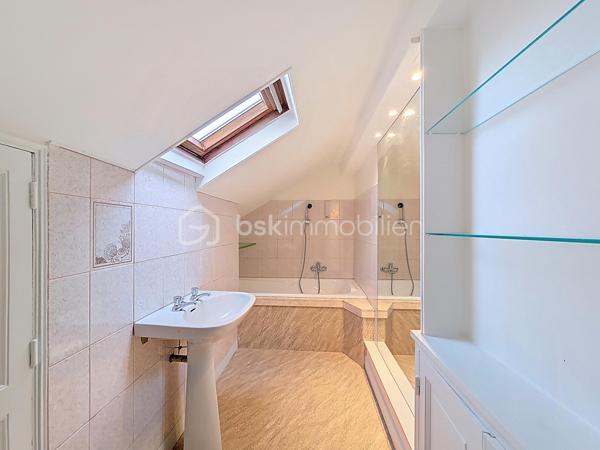 Maison rénovée située à Montreuil, 259 m² au sol (166,65m² Loi Carrez) sur un terrain de 411 m², 7 pièces dont 5 chambres. 

Au rez-de-chaussée, deux chambres (ou bureaux), un espace buanderie/chaufferie équipé d'une pompe à chaleur neuve, d'un ballon d'eau chaude thermodynamique neuf et un grand garage de 37 m² pouvant être aménagé en studio indépendant ou en atelier, avec accès au second jardin. 
Au 1er étage, un vaste palier dessert un double séjour lumineux et traversant, agrémenté de deux balcons et d'une cheminée, une cuisine aménagée et équipée, deux chambres, un WC et une salle d'eau. 
Au 2ème étage, une cinquième chambre, un WC, une salle de bains et une pièce supplémentaire modulable en sixième chambre, salle de jeu ou bureau. 
À l'extérieur, deux jardins agréables avec une terrasse couverte et la possibilité de stationner plusieurs véhicules.

Arguments concrets : surface généreuse de 259 m², terrain de 411 m², garage 37 m² transformable, rénovation récente et pompe à chaleur + ballon thermodynamique neufs (performance énergétique et confort améliorés), l'électricité remise à niveau, menuiseries extérieures remplacées en doubles vitrages, agencement offrant de nombreuses possibilités d'aménagement (logement familial, home office, studio indépendant).

Environnement : quartier résidentiel de Montreuil offrant commerces de proximité, boulangeries, marché local et services quotidiens à courte distance; établissements scolaires (maternelles, élémentaires et collèges dont le groupe scolaire privé et réputé Henri Matisse) et crèches accessibles à pied ; espaces verts et promenades à proximité pour les loisirs en plein air (parc Montreau); équipements sportifs et structures culturelles de la commune facilement joignables. 
Bon réseau de transports en commun et accès routiers pratiques vers Paris et les axes périphériques, facilitant les déplacements quotidiens.