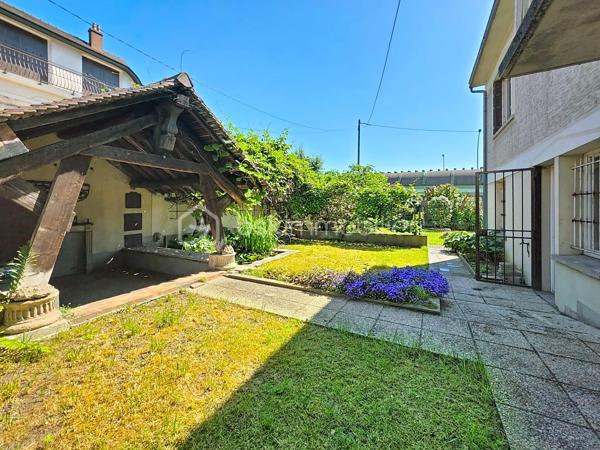 Maison rénovée située à Montreuil, 259 m² au sol (166,65m² Loi Carrez) sur un terrain de 411 m², 7 pièces dont 5 chambres. 

Au rez-de-chaussée, deux chambres (ou bureaux), un espace buanderie/chaufferie équipé d'une pompe à chaleur neuve, d'un ballon d'eau chaude thermodynamique neuf et un grand garage de 37 m² pouvant être aménagé en studio indépendant ou en atelier, avec accès au second jardin. 
Au 1er étage, un vaste palier dessert un double séjour lumineux et traversant, agrémenté de deux balcons et d'une cheminée, une cuisine aménagée et équipée, deux chambres, un WC et une salle d'eau. 
Au 2ème étage, une cinquième chambre, un WC, une salle de bains et une pièce supplémentaire modulable en sixième chambre, salle de jeu ou bureau. 
À l'extérieur, deux jardins agréables avec une terrasse couverte et la possibilité de stationner plusieurs véhicules.

Arguments concrets : surface généreuse de 259 m², terrain de 411 m², garage 37 m² transformable, rénovation récente et pompe à chaleur + ballon thermodynamique neufs (performance énergétique et confort améliorés), l'électricité remise à niveau, menuiseries extérieures remplacées en doubles vitrages, agencement offrant de nombreuses possibilités d'aménagement (logement familial, home office, studio indépendant).

Environnement : quartier résidentiel de Montreuil offrant commerces de proximité, boulangeries, marché local et services quotidiens à courte distance; établissements scolaires (maternelles, élémentaires et collèges dont le groupe scolaire privé et réputé Henri Matisse) et crèches accessibles à pied ; espaces verts et promenades à proximité pour les loisirs en plein air (parc Montreau); équipements sportifs et structures culturelles de la commune facilement joignables. 
Bon réseau de transports en commun et accès routiers pratiques vers Paris et les axes périphériques, facilitant les déplacements quotidiens.