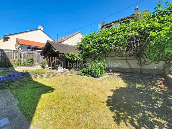Maison rénovée située à Montreuil, 259 m² au sol (166,65m² Loi Carrez) sur un terrain de 411 m², 7 pièces dont 5 chambres. 

Au rez-de-chaussée, deux chambres (ou bureaux), un espace buanderie/chaufferie équipé d'une pompe à chaleur neuve, d'un ballon d'eau chaude thermodynamique neuf et un grand garage de 37 m² pouvant être aménagé en studio indépendant ou en atelier, avec accès au second jardin. 
Au 1er étage, un vaste palier dessert un double séjour lumineux et traversant, agrémenté de deux balcons et d'une cheminée, une cuisine aménagée et équipée, deux chambres, un WC et une salle d'eau. 
Au 2ème étage, une cinquième chambre, un WC, une salle de bains et une pièce supplémentaire modulable en sixième chambre, salle de jeu ou bureau. 
À l'extérieur, deux jardins agréables avec une terrasse couverte et la possibilité de stationner plusieurs véhicules.

Arguments concrets : surface généreuse de 259 m², terrain de 411 m², garage 37 m² transformable, rénovation récente et pompe à chaleur + ballon thermodynamique neufs (performance énergétique et confort améliorés), l'électricité remise à niveau, menuiseries extérieures remplacées en doubles vitrages, agencement offrant de nombreuses possibilités d'aménagement (logement familial, home office, studio indépendant).

Environnement : quartier résidentiel de Montreuil offrant commerces de proximité, boulangeries, marché local et services quotidiens à courte distance; établissements scolaires (maternelles, élémentaires et collèges dont le groupe scolaire privé et réputé Henri Matisse) et crèches accessibles à pied ; espaces verts et promenades à proximité pour les loisirs en plein air (parc Montreau); équipements sportifs et structures culturelles de la commune facilement joignables. 
Bon réseau de transports en commun et accès routiers pratiques vers Paris et les axes périphériques, facilitant les déplacements quotidiens.