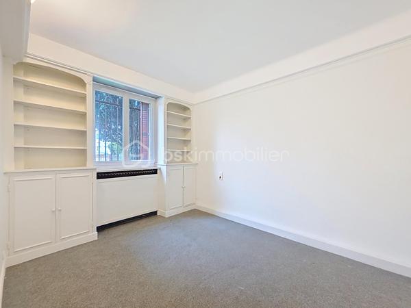 Maison rénovée située à Montreuil, 259 m² au sol (166,65m² Loi Carrez) sur un terrain de 411 m², 7 pièces dont 5 chambres. 

Au rez-de-chaussée, deux chambres (ou bureaux), un espace buanderie/chaufferie équipé d'une pompe à chaleur neuve, d'un ballon d'eau chaude thermodynamique neuf et un grand garage de 37 m² pouvant être aménagé en studio indépendant ou en atelier, avec accès au second jardin. 
Au 1er étage, un vaste palier dessert un double séjour lumineux et traversant, agrémenté de deux balcons et d'une cheminée, une cuisine aménagée et équipée, deux chambres, un WC et une salle d'eau. 
Au 2ème étage, une cinquième chambre, un WC, une salle de bains et une pièce supplémentaire modulable en sixième chambre, salle de jeu ou bureau. 
À l'extérieur, deux jardins agréables avec une terrasse couverte et la possibilité de stationner plusieurs véhicules.

Arguments concrets : surface généreuse de 259 m², terrain de 411 m², garage 37 m² transformable, rénovation récente et pompe à chaleur + ballon thermodynamique neufs (performance énergétique et confort améliorés), l'électricité remise à niveau, menuiseries extérieures remplacées en doubles vitrages, agencement offrant de nombreuses possibilités d'aménagement (logement familial, home office, studio indépendant).

Environnement : quartier résidentiel de Montreuil offrant commerces de proximité, boulangeries, marché local et services quotidiens à courte distance; établissements scolaires (maternelles, élémentaires et collèges dont le groupe scolaire privé et réputé Henri Matisse) et crèches accessibles à pied ; espaces verts et promenades à proximité pour les loisirs en plein air (parc Montreau); équipements sportifs et structures culturelles de la commune facilement joignables. 
Bon réseau de transports en commun et accès routiers pratiques vers Paris et les axes périphériques, facilitant les déplacements quotidiens.