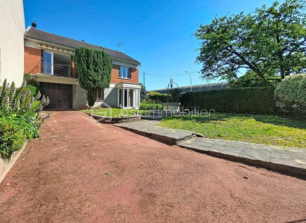 Maison rénovée située à Montreuil, 259 m² au sol (166,65m² Loi Carrez) sur un terrain de 411 m², 7 pièces dont 5 chambres. 

Au rez-de-chaussée, deux chambres (ou bureaux), un espace buanderie/chaufferie équipé d'une pompe à chaleur neuve, d'un ballon d'eau chaude thermodynamique neuf et un grand garage de 37 m² pouvant être aménagé en studio indépendant ou en atelier, avec accès au second jardin. 
Au 1er étage, un vaste palier dessert un double séjour lumineux et traversant, agrémenté de deux balcons et d'une cheminée, une cuisine aménagée et équipée, deux chambres, un WC et une salle d'eau. 
Au 2ème étage, une cinquième chambre, un WC, une salle de bains et une pièce supplémentaire modulable en sixième chambre, salle de jeu ou bureau. 
À l'extérieur, deux jardins agréables avec une terrasse couverte et la possibilité de stationner plusieurs véhicules.

Arguments concrets : surface généreuse de 259 m², terrain de 411 m², garage 37 m² transformable, rénovation récente et pompe à chaleur + ballon thermodynamique neufs (performance énergétique et confort améliorés), l'électricité remise à niveau, menuiseries extérieures remplacées en doubles vitrages, agencement offrant de nombreuses possibilités d'aménagement (logement familial, home office, studio indépendant).

Environnement : quartier résidentiel de Montreuil offrant commerces de proximité, boulangeries, marché local et services quotidiens à courte distance; établissements scolaires (maternelles, élémentaires et collèges dont le groupe scolaire privé et réputé Henri Matisse) et crèches accessibles à pied ; espaces verts et promenades à proximité pour les loisirs en plein air (parc Montreau); équipements sportifs et structures culturelles de la commune facilement joignables. 
Bon réseau de transports en commun et accès routiers pratiques vers Paris et les axes périphériques, facilitant les déplacements quotidiens.