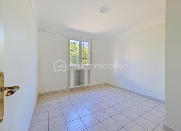 Maison rénovée située à Montreuil, 259 m² au sol (166,65m² Loi Carrez) sur un terrain de 411 m², 7 pièces dont 5 chambres. 

Au rez-de-chaussée, deux chambres (ou bureaux), un espace buanderie/chaufferie équipé d'une pompe à chaleur neuve, d'un ballon d'eau chaude thermodynamique neuf et un grand garage de 37 m² pouvant être aménagé en studio indépendant ou en atelier, avec accès au second jardin. 
Au 1er étage, un vaste palier dessert un double séjour lumineux et traversant, agrémenté de deux balcons et d'une cheminée, une cuisine aménagée et équipée, deux chambres, un WC et une salle d'eau. 
Au 2ème étage, une cinquième chambre, un WC, une salle de bains et une pièce supplémentaire modulable en sixième chambre, salle de jeu ou bureau. 
À l'extérieur, deux jardins agréables avec une terrasse couverte et la possibilité de stationner plusieurs véhicules.

Arguments concrets : surface généreuse de 259 m², terrain de 411 m², garage 37 m² transformable, rénovation récente et pompe à chaleur + ballon thermodynamique neufs (performance énergétique et confort améliorés), l'électricité remise à niveau, menuiseries extérieures remplacées en doubles vitrages, agencement offrant de nombreuses possibilités d'aménagement (logement familial, home office, studio indépendant).

Environnement : quartier résidentiel de Montreuil offrant commerces de proximité, boulangeries, marché local et services quotidiens à courte distance; établissements scolaires (maternelles, élémentaires et collèges dont le groupe scolaire privé et réputé Henri Matisse) et crèches accessibles à pied ; espaces verts et promenades à proximité pour les loisirs en plein air (parc Montreau); équipements sportifs et structures culturelles de la commune facilement joignables. 
Bon réseau de transports en commun et accès routiers pratiques vers Paris et les axes périphériques, facilitant les déplacements quotidiens.