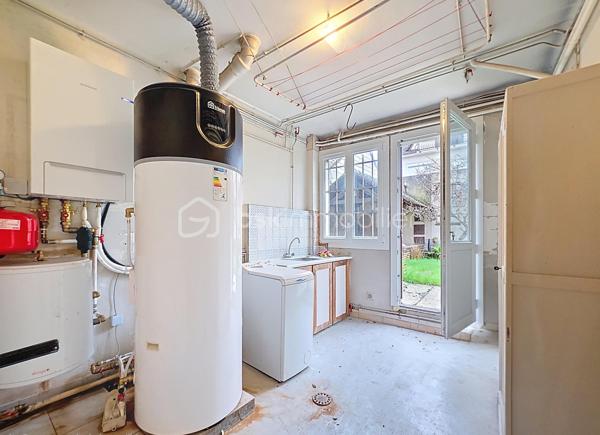 Maison rénovée située à Montreuil, 259 m² au sol (166,65m² Loi Carrez) sur un terrain de 411 m², 7 pièces dont 5 chambres. 

Au rez-de-chaussée, deux chambres (ou bureaux), un espace buanderie/chaufferie équipé d'une pompe à chaleur neuve, d'un ballon d'eau chaude thermodynamique neuf et un grand garage de 37 m² pouvant être aménagé en studio indépendant ou en atelier, avec accès au second jardin. 
Au 1er étage, un vaste palier dessert un double séjour lumineux et traversant, agrémenté de deux balcons et d'une cheminée, une cuisine aménagée et équipée, deux chambres, un WC et une salle d'eau. 
Au 2ème étage, une cinquième chambre, un WC, une salle de bains et une pièce supplémentaire modulable en sixième chambre, salle de jeu ou bureau. 
À l'extérieur, deux jardins agréables avec une terrasse couverte et la possibilité de stationner plusieurs véhicules.

Arguments concrets : surface généreuse de 259 m², terrain de 411 m², garage 37 m² transformable, rénovation récente et pompe à chaleur + ballon thermodynamique neufs (performance énergétique et confort améliorés), l'électricité remise à niveau, menuiseries extérieures remplacées en doubles vitrages, agencement offrant de nombreuses possibilités d'aménagement (logement familial, home office, studio indépendant).

Environnement : quartier résidentiel de Montreuil offrant commerces de proximité, boulangeries, marché local et services quotidiens à courte distance; établissements scolaires (maternelles, élémentaires et collèges dont le groupe scolaire privé et réputé Henri Matisse) et crèches accessibles à pied ; espaces verts et promenades à proximité pour les loisirs en plein air (parc Montreau); équipements sportifs et structures culturelles de la commune facilement joignables. 
Bon réseau de transports en commun et accès routiers pratiques vers Paris et les axes périphériques, facilitant les déplacements quotidiens.