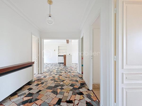 Maison rénovée située à Montreuil, 259 m² au sol (166,65m² Loi Carrez) sur un terrain de 411 m², 7 pièces dont 5 chambres. 

Au rez-de-chaussée, deux chambres (ou bureaux), un espace buanderie/chaufferie équipé d'une pompe à chaleur neuve, d'un ballon d'eau chaude thermodynamique neuf et un grand garage de 37 m² pouvant être aménagé en studio indépendant ou en atelier, avec accès au second jardin. 
Au 1er étage, un vaste palier dessert un double séjour lumineux et traversant, agrémenté de deux balcons et d'une cheminée, une cuisine aménagée et équipée, deux chambres, un WC et une salle d'eau. 
Au 2ème étage, une cinquième chambre, un WC, une salle de bains et une pièce supplémentaire modulable en sixième chambre, salle de jeu ou bureau. 
À l'extérieur, deux jardins agréables avec une terrasse couverte et la possibilité de stationner plusieurs véhicules.

Arguments concrets : surface généreuse de 259 m², terrain de 411 m², garage 37 m² transformable, rénovation récente et pompe à chaleur + ballon thermodynamique neufs (performance énergétique et confort améliorés), l'électricité remise à niveau, menuiseries extérieures remplacées en doubles vitrages, agencement offrant de nombreuses possibilités d'aménagement (logement familial, home office, studio indépendant).

Environnement : quartier résidentiel de Montreuil offrant commerces de proximité, boulangeries, marché local et services quotidiens à courte distance; établissements scolaires (maternelles, élémentaires et collèges dont le groupe scolaire privé et réputé Henri Matisse) et crèches accessibles à pied ; espaces verts et promenades à proximité pour les loisirs en plein air (parc Montreau); équipements sportifs et structures culturelles de la commune facilement joignables. 
Bon réseau de transports en commun et accès routiers pratiques vers Paris et les axes périphériques, facilitant les déplacements quotidiens.