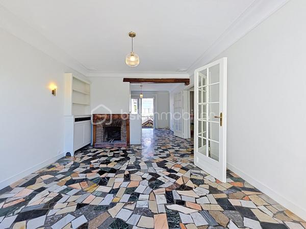Maison rénovée située à Montreuil, 259 m² au sol (166,65m² Loi Carrez) sur un terrain de 411 m², 7 pièces dont 5 chambres. 

Au rez-de-chaussée, deux chambres (ou bureaux), un espace buanderie/chaufferie équipé d'une pompe à chaleur neuve, d'un ballon d'eau chaude thermodynamique neuf et un grand garage de 37 m² pouvant être aménagé en studio indépendant ou en atelier, avec accès au second jardin. 
Au 1er étage, un vaste palier dessert un double séjour lumineux et traversant, agrémenté de deux balcons et d'une cheminée, une cuisine aménagée et équipée, deux chambres, un WC et une salle d'eau. 
Au 2ème étage, une cinquième chambre, un WC, une salle de bains et une pièce supplémentaire modulable en sixième chambre, salle de jeu ou bureau. 
À l'extérieur, deux jardins agréables avec une terrasse couverte et la possibilité de stationner plusieurs véhicules.

Arguments concrets : surface généreuse de 259 m², terrain de 411 m², garage 37 m² transformable, rénovation récente et pompe à chaleur + ballon thermodynamique neufs (performance énergétique et confort améliorés), l'électricité remise à niveau, menuiseries extérieures remplacées en doubles vitrages, agencement offrant de nombreuses possibilités d'aménagement (logement familial, home office, studio indépendant).

Environnement : quartier résidentiel de Montreuil offrant commerces de proximité, boulangeries, marché local et services quotidiens à courte distance; établissements scolaires (maternelles, élémentaires et collèges dont le groupe scolaire privé et réputé Henri Matisse) et crèches accessibles à pied ; espaces verts et promenades à proximité pour les loisirs en plein air (parc Montreau); équipements sportifs et structures culturelles de la commune facilement joignables. 
Bon réseau de transports en commun et accès routiers pratiques vers Paris et les axes périphériques, facilitant les déplacements quotidiens.