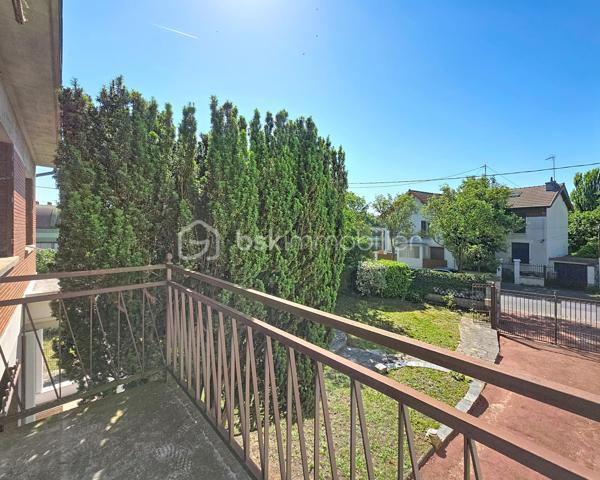 Maison rénovée située à Montreuil, 259 m² au sol (166,65m² Loi Carrez) sur un terrain de 411 m², 7 pièces dont 5 chambres. 

Au rez-de-chaussée, deux chambres (ou bureaux), un espace buanderie/chaufferie équipé d'une pompe à chaleur neuve, d'un ballon d'eau chaude thermodynamique neuf et un grand garage de 37 m² pouvant être aménagé en studio indépendant ou en atelier, avec accès au second jardin. 
Au 1er étage, un vaste palier dessert un double séjour lumineux et traversant, agrémenté de deux balcons et d'une cheminée, une cuisine aménagée et équipée, deux chambres, un WC et une salle d'eau. 
Au 2ème étage, une cinquième chambre, un WC, une salle de bains et une pièce supplémentaire modulable en sixième chambre, salle de jeu ou bureau. 
À l'extérieur, deux jardins agréables avec une terrasse couverte et la possibilité de stationner plusieurs véhicules.

Arguments concrets : surface généreuse de 259 m², terrain de 411 m², garage 37 m² transformable, rénovation récente et pompe à chaleur + ballon thermodynamique neufs (performance énergétique et confort améliorés), l'électricité remise à niveau, menuiseries extérieures remplacées en doubles vitrages, agencement offrant de nombreuses possibilités d'aménagement (logement familial, home office, studio indépendant).

Environnement : quartier résidentiel de Montreuil offrant commerces de proximité, boulangeries, marché local et services quotidiens à courte distance; établissements scolaires (maternelles, élémentaires et collèges dont le groupe scolaire privé et réputé Henri Matisse) et crèches accessibles à pied ; espaces verts et promenades à proximité pour les loisirs en plein air (parc Montreau); équipements sportifs et structures culturelles de la commune facilement joignables. 
Bon réseau de transports en commun et accès routiers pratiques vers Paris et les axes périphériques, facilitant les déplacements quotidiens.