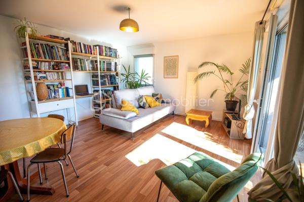Situé en plein cœur de Vezin-le-Coquet, à 3 minutes de Rennes, cet appartement lumineux de 3 pièces vous offre un cadre de vie idéal alliant calme résidentiel et proximité de toutes les commodités.

Dès l'entrée, la cuisine ouverte sur la pièce de vie crée une ambiance conviviale et baignée de lumière. La grande terrasse, courant tout le long de la pièce de vie, prolonge l'espace vers l'extérieur — sans aucun vis-à-vis, face à un terrain entretenu qui préserve un panorama vert et apaisant.

L'espace nuit regroupe les 3 chambres et la salle de bain dans une aile dédiée, pour un confort optimal au quotidien.

Construit en 2013, le bâtiment bénéficie de prestations modernes. L'appartement dispose d'un double parking couvert, d'une desserte en transports en commun à proximité immédiate, et de tous les services à portée de main.

Idéal pour un jeune couple souhaitant profiter d'un logement moderne et bien situé, ou pour un investisseur à la recherche d'un bien attractif et facile à louer.
Visites sur Rendez-vous.

Cette annonce référence 334947 vous est présentée par votre agent commercial BSK Immobilier CLAIRE KOUDOGBO (EI) immatriculé au RSAC de RENNES (35000) sous le numéro 94883869300018.

Prix du bien : 229 000,00 €
Les honoraires d'agence sont à la charge du vendeur.

A propos des performances énergétiques :
Date de réalisation du diagnostic énergétique : 22/10/2025
Score DPE : 79 kWhEP/m²/an
Score GES : 5 kgepCO2/m²/an
Montant estimé des dépenses annuelles d'énergie pour un usage standard : entre 520.00 € et 760.00 € par an. Prix moyens des énergies indexés sur l'année 2023 (abonnements compris).

Les informations sur les risques auxquels ce bien est exposé sont disponibles sur le site Géorisques : www.georisques.gouv.fr