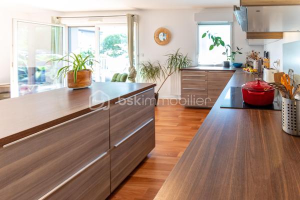 Situé en plein cœur de Vezin-le-Coquet, à 3 minutes de Rennes, cet appartement lumineux de 3 pièces vous offre un cadre de vie idéal alliant calme résidentiel et proximité de toutes les commodités.

Dès l'entrée, la cuisine ouverte sur la pièce de vie crée une ambiance conviviale et baignée de lumière. La grande terrasse, courant tout le long de la pièce de vie, prolonge l'espace vers l'extérieur — sans aucun vis-à-vis, face à un terrain entretenu qui préserve un panorama vert et apaisant.

L'espace nuit regroupe les 3 chambres et la salle de bain dans une aile dédiée, pour un confort optimal au quotidien.

Construit en 2013, le bâtiment bénéficie de prestations modernes. L'appartement dispose d'un double parking couvert, d'une desserte en transports en commun à proximité immédiate, et de tous les services à portée de main.

Idéal pour un jeune couple souhaitant profiter d'un logement moderne et bien situé, ou pour un investisseur à la recherche d'un bien attractif et facile à louer.
Visites sur Rendez-vous.

Cette annonce référence 334947 vous est présentée par votre agent commercial BSK Immobilier CLAIRE KOUDOGBO (EI) immatriculé au RSAC de RENNES (35000) sous le numéro 94883869300018.

Prix du bien : 229 000,00 €
Les honoraires d'agence sont à la charge du vendeur.

A propos des performances énergétiques :
Date de réalisation du diagnostic énergétique : 22/10/2025
Score DPE : 79 kWhEP/m²/an
Score GES : 5 kgepCO2/m²/an
Montant estimé des dépenses annuelles d'énergie pour un usage standard : entre 520.00 € et 760.00 € par an. Prix moyens des énergies indexés sur l'année 2023 (abonnements compris).

Les informations sur les risques auxquels ce bien est exposé sont disponibles sur le site Géorisques : www.georisques.gouv.fr