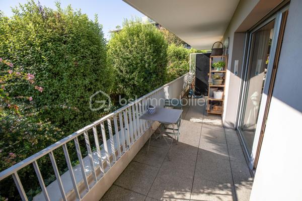 Situé en plein cœur de Vezin-le-Coquet, à 3 minutes de Rennes, cet appartement lumineux de 3 pièces vous offre un cadre de vie idéal alliant calme résidentiel et proximité de toutes les commodités.

Dès l'entrée, la cuisine ouverte sur la pièce de vie crée une ambiance conviviale et baignée de lumière. La grande terrasse, courant tout le long de la pièce de vie, prolonge l'espace vers l'extérieur — sans aucun vis-à-vis, face à un terrain entretenu qui préserve un panorama vert et apaisant.

L'espace nuit regroupe les 3 chambres et la salle de bain dans une aile dédiée, pour un confort optimal au quotidien.

Construit en 2013, le bâtiment bénéficie de prestations modernes. L'appartement dispose d'un double parking couvert, d'une desserte en transports en commun à proximité immédiate, et de tous les services à portée de main.

Idéal pour un jeune couple souhaitant profiter d'un logement moderne et bien situé, ou pour un investisseur à la recherche d'un bien attractif et facile à louer.
Visites sur Rendez-vous.

Cette annonce référence 334947 vous est présentée par votre agent commercial BSK Immobilier CLAIRE KOUDOGBO (EI) immatriculé au RSAC de RENNES (35000) sous le numéro 94883869300018.

Prix du bien : 229 000,00 €
Les honoraires d'agence sont à la charge du vendeur.

A propos des performances énergétiques :
Date de réalisation du diagnostic énergétique : 22/10/2025
Score DPE : 79 kWhEP/m²/an
Score GES : 5 kgepCO2/m²/an
Montant estimé des dépenses annuelles d'énergie pour un usage standard : entre 520.00 € et 760.00 € par an. Prix moyens des énergies indexés sur l'année 2023 (abonnements compris).

Les informations sur les risques auxquels ce bien est exposé sont disponibles sur le site Géorisques : www.georisques.gouv.fr
