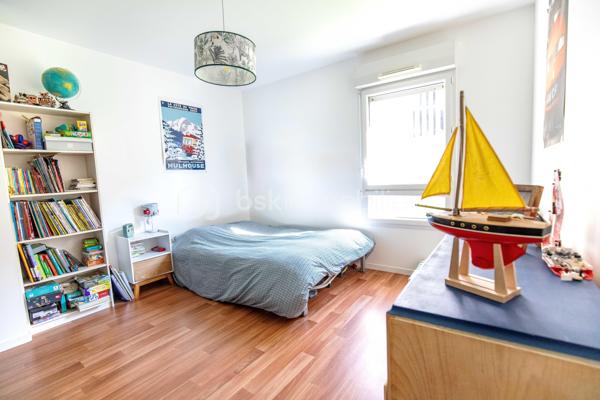 Situé en plein cœur de Vezin-le-Coquet, à 3 minutes de Rennes, cet appartement lumineux de 3 pièces vous offre un cadre de vie idéal alliant calme résidentiel et proximité de toutes les commodités.

Dès l'entrée, la cuisine ouverte sur la pièce de vie crée une ambiance conviviale et baignée de lumière. La grande terrasse, courant tout le long de la pièce de vie, prolonge l'espace vers l'extérieur — sans aucun vis-à-vis, face à un terrain entretenu qui préserve un panorama vert et apaisant.

L'espace nuit regroupe les 3 chambres et la salle de bain dans une aile dédiée, pour un confort optimal au quotidien.

Construit en 2013, le bâtiment bénéficie de prestations modernes. L'appartement dispose d'un double parking couvert, d'une desserte en transports en commun à proximité immédiate, et de tous les services à portée de main.

Idéal pour un jeune couple souhaitant profiter d'un logement moderne et bien situé, ou pour un investisseur à la recherche d'un bien attractif et facile à louer.
Visites sur Rendez-vous.

Cette annonce référence 334947 vous est présentée par votre agent commercial BSK Immobilier CLAIRE KOUDOGBO (EI) immatriculé au RSAC de RENNES (35000) sous le numéro 94883869300018.

Prix du bien : 229 000,00 €
Les honoraires d'agence sont à la charge du vendeur.

A propos des performances énergétiques :
Date de réalisation du diagnostic énergétique : 22/10/2025
Score DPE : 79 kWhEP/m²/an
Score GES : 5 kgepCO2/m²/an
Montant estimé des dépenses annuelles d'énergie pour un usage standard : entre 520.00 € et 760.00 € par an. Prix moyens des énergies indexés sur l'année 2023 (abonnements compris).

Les informations sur les risques auxquels ce bien est exposé sont disponibles sur le site Géorisques : www.georisques.gouv.fr
