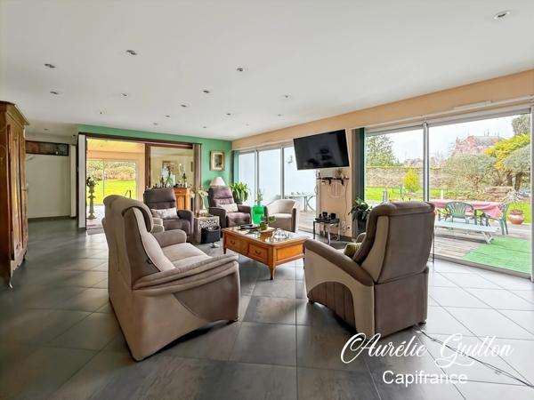 Maison d’architecte de plain-pied de 254 m² avec piscine intérieure et terrain de 3000 m² en plein cœur de Ploërmel