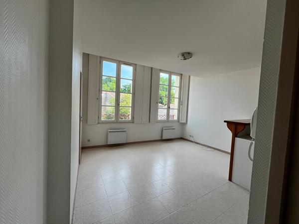 JONZAC - APPARTEMENT T2 - LIBRE LE 11 AOUT