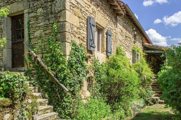 Propriété d'exception à la campagne avec potentiel de revenus au cœur du Lot