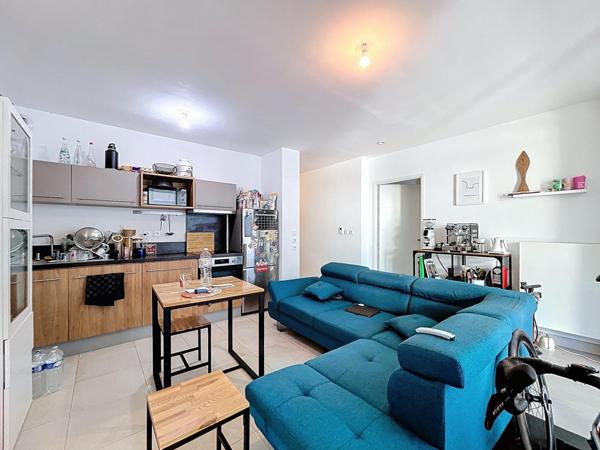 T2 RECENT AVEC TERRASSE - PROCHE TRAM