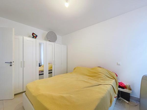 T2 RECENT AVEC TERRASSE - PROCHE TRAM