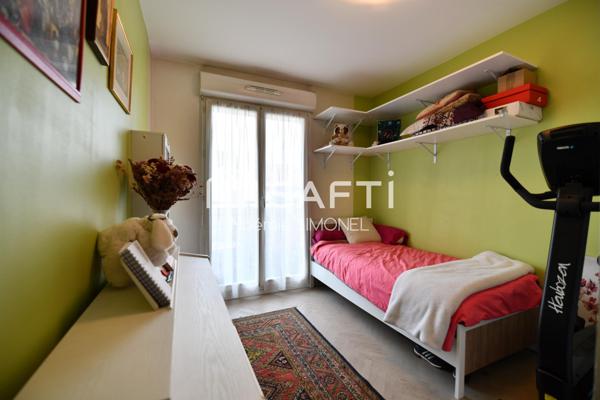 Appartement de quatre pièces! Résidence de 2008!