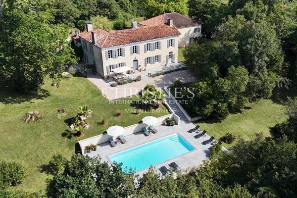 Une maison de maître spacieuse et bien entretenue du XVIIe siècle, située dans un cadre paisible.