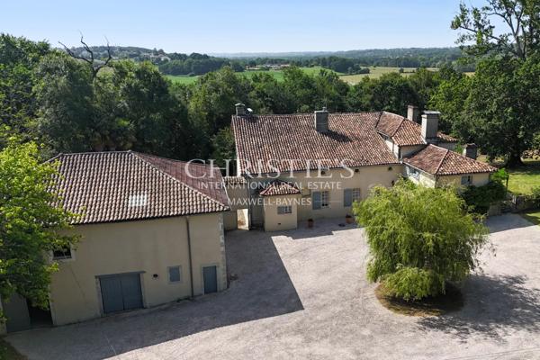 Une maison de maître spacieuse et bien entretenue du XVIIe siècle, située dans un cadre paisible.