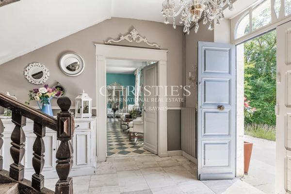 Une maison de maître spacieuse et bien entretenue du XVIIe siècle, située dans un cadre paisible.