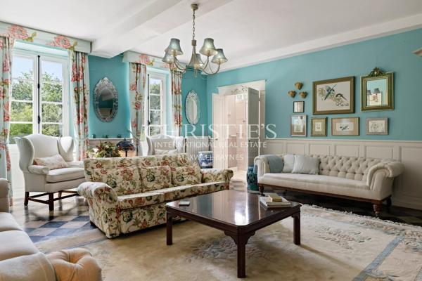 Une maison de maître spacieuse et bien entretenue du XVIIe siècle, située dans un cadre paisible.