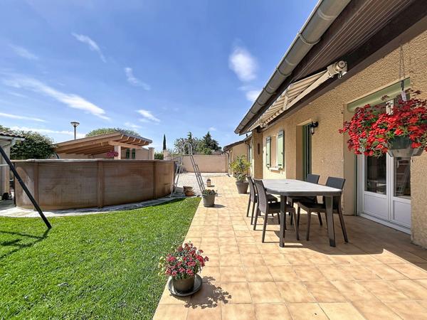EXCLUSIVITE - VILLA DE PLAIN PIED SUR 552 M² DE TERRAIN AVEC PISCINE HORS SOL