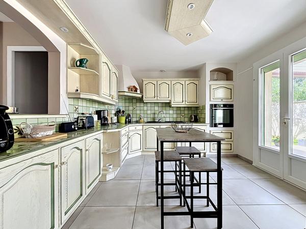 EXCLUSIVITE - VILLA DE PLAIN PIED SUR 552 M² DE TERRAIN AVEC PISCINE HORS SOL