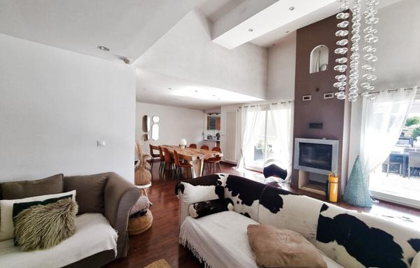 Maison familiale avec piscine   200 m2 surface au sol   Sud de Lyon (15 min)
