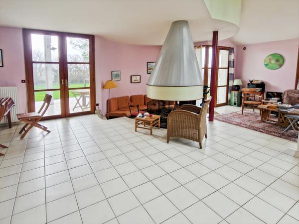 Maison à vendre 10 pièces Proche TONNAY CHARENTE.