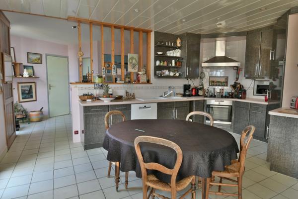 Maison à vendre 10 pièces Proche TONNAY CHARENTE.
