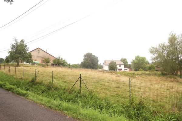 TERRAIN CONSTRUCTIBLE D'ENVIRON 26 ARES