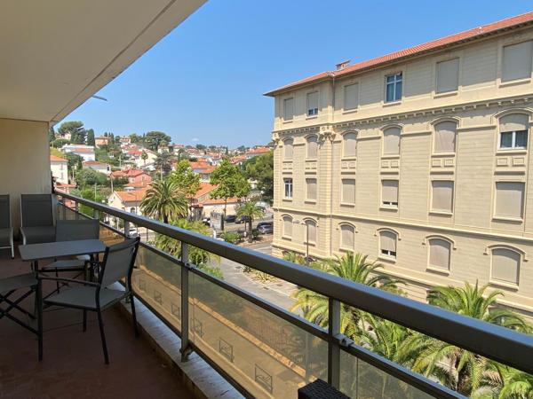 Cannes-Anglais : grand 2 pièces 48 m2 , vue dégagée, avec terrasse, parking et cave