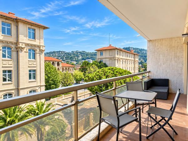 Cannes-Anglais : grand 2 pièces 48 m2 , vue dégagée, avec terrasse, parking et cave