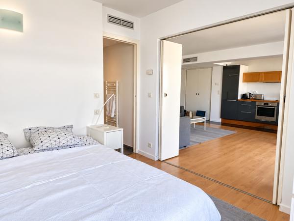Cannes-Anglais : grand 2 pièces 48 m2 , vue dégagée, avec terrasse, parking et cave