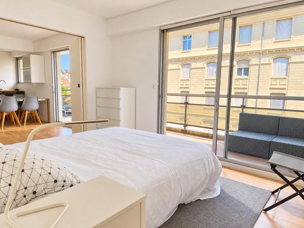Cannes-Anglais : grand 2 pièces 48 m2 , vue dégagée, avec terrasse, parking et cave