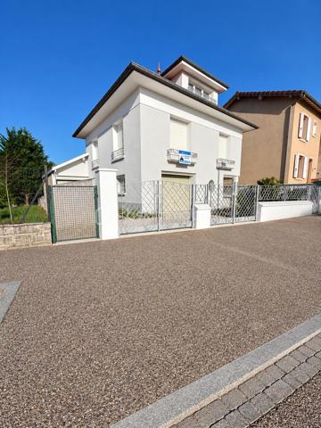 Venez découvrir cette belle maison entièrement rénovée de 131 m², offrant des prestations de qualité et un cadre de vie agréable.

Elle se compose d’une entrée, d’une cuisine entièrement équipée, d’un salon-séjour lumineux, d’une salle de bain, deux salle d’eau, d’une buanderie ainsi que d’une chaufferie.

L’espace nuit comprend trois chambres, dont une avec un dressing et une autre disposant d’un balcon, apportant un véritable confort au quotidien.

À l’extérieur, vous bénéficierez d’un garage, d’une dépendance d'une superficie de 53m², d’une terrasse couverte, d’un abri à bois, autant d’espaces pratiques qui complètent parfaitement ce bien.

Idéalement située, la maison se trouve à proximité de toutes les commodités : commerces, écoles et transports. Vous profiterez également d’un accès rapide à l’autoroute, située à seulement 5 minutes, facilitant ainsi vos déplacements au quotidien.

Cette maison offre des prestations techniques appréciables : chauffage par pompe à chaleur avec radiateurs muraux, menuiseries en double vitrage, bonne isolation et raccordement au tout-à-l’égout.