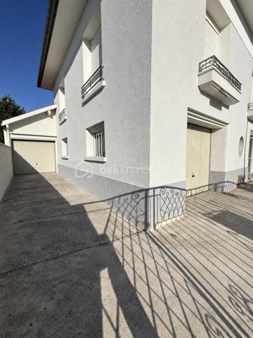 Venez découvrir cette belle maison entièrement rénovée de 131 m², offrant des prestations de qualité et un cadre de vie agréable.

Elle se compose d’une entrée, d’une cuisine entièrement équipée, d’un salon-séjour lumineux, d’une salle de bain, deux salle d’eau, d’une buanderie ainsi que d’une chaufferie.

L’espace nuit comprend trois chambres, dont une avec un dressing et une autre disposant d’un balcon, apportant un véritable confort au quotidien.

À l’extérieur, vous bénéficierez d’un garage, d’une dépendance d'une superficie de 53m², d’une terrasse couverte, d’un abri à bois, autant d’espaces pratiques qui complètent parfaitement ce bien.

Idéalement située, la maison se trouve à proximité de toutes les commodités : commerces, écoles et transports. Vous profiterez également d’un accès rapide à l’autoroute, située à seulement 5 minutes, facilitant ainsi vos déplacements au quotidien.

Cette maison offre des prestations techniques appréciables : chauffage par pompe à chaleur avec radiateurs muraux, menuiseries en double vitrage, bonne isolation et raccordement au tout-à-l’égout.