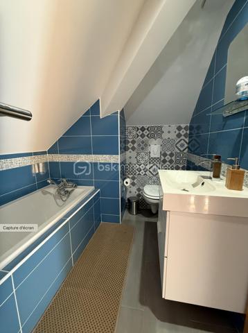 Venez découvrir cette belle maison entièrement rénovée de 131 m², offrant des prestations de qualité et un cadre de vie agréable.

Elle se compose d’une entrée, d’une cuisine entièrement équipée, d’un salon-séjour lumineux, d’une salle de bain, deux salle d’eau, d’une buanderie ainsi que d’une chaufferie.

L’espace nuit comprend trois chambres, dont une avec un dressing et une autre disposant d’un balcon, apportant un véritable confort au quotidien.

À l’extérieur, vous bénéficierez d’un garage, d’une dépendance d'une superficie de 53m², d’une terrasse couverte, d’un abri à bois, autant d’espaces pratiques qui complètent parfaitement ce bien.

Idéalement située, la maison se trouve à proximité de toutes les commodités : commerces, écoles et transports. Vous profiterez également d’un accès rapide à l’autoroute, située à seulement 5 minutes, facilitant ainsi vos déplacements au quotidien.

Cette maison offre des prestations techniques appréciables : chauffage par pompe à chaleur avec radiateurs muraux, menuiseries en double vitrage, bonne isolation et raccordement au tout-à-l’égout.