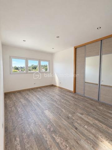 Venez découvrir cette belle maison entièrement rénovée de 131 m², offrant des prestations de qualité et un cadre de vie agréable.

Elle se compose d’une entrée, d’une cuisine entièrement équipée, d’un salon-séjour lumineux, d’une salle de bain, deux salle d’eau, d’une buanderie ainsi que d’une chaufferie.

L’espace nuit comprend trois chambres, dont une avec un dressing et une autre disposant d’un balcon, apportant un véritable confort au quotidien.

À l’extérieur, vous bénéficierez d’un garage, d’une dépendance d'une superficie de 53m², d’une terrasse couverte, d’un abri à bois, autant d’espaces pratiques qui complètent parfaitement ce bien.

Idéalement située, la maison se trouve à proximité de toutes les commodités : commerces, écoles et transports. Vous profiterez également d’un accès rapide à l’autoroute, située à seulement 5 minutes, facilitant ainsi vos déplacements au quotidien.

Cette maison offre des prestations techniques appréciables : chauffage par pompe à chaleur avec radiateurs muraux, menuiseries en double vitrage, bonne isolation et raccordement au tout-à-l’égout.