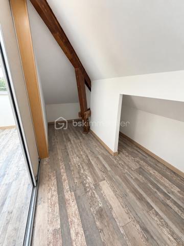 Venez découvrir cette belle maison entièrement rénovée de 131 m², offrant des prestations de qualité et un cadre de vie agréable.

Elle se compose d’une entrée, d’une cuisine entièrement équipée, d’un salon-séjour lumineux, d’une salle de bain, deux salle d’eau, d’une buanderie ainsi que d’une chaufferie.

L’espace nuit comprend trois chambres, dont une avec un dressing et une autre disposant d’un balcon, apportant un véritable confort au quotidien.

À l’extérieur, vous bénéficierez d’un garage, d’une dépendance d'une superficie de 53m², d’une terrasse couverte, d’un abri à bois, autant d’espaces pratiques qui complètent parfaitement ce bien.

Idéalement située, la maison se trouve à proximité de toutes les commodités : commerces, écoles et transports. Vous profiterez également d’un accès rapide à l’autoroute, située à seulement 5 minutes, facilitant ainsi vos déplacements au quotidien.

Cette maison offre des prestations techniques appréciables : chauffage par pompe à chaleur avec radiateurs muraux, menuiseries en double vitrage, bonne isolation et raccordement au tout-à-l’égout.