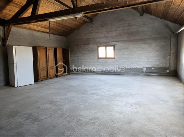 Venez découvrir cette belle maison entièrement rénovée de 131 m², offrant des prestations de qualité et un cadre de vie agréable.

Elle se compose d’une entrée, d’une cuisine entièrement équipée, d’un salon-séjour lumineux, d’une salle de bain, deux salle d’eau, d’une buanderie ainsi que d’une chaufferie.

L’espace nuit comprend trois chambres, dont une avec un dressing et une autre disposant d’un balcon, apportant un véritable confort au quotidien.

À l’extérieur, vous bénéficierez d’un garage, d’une dépendance d'une superficie de 53m², d’une terrasse couverte, d’un abri à bois, autant d’espaces pratiques qui complètent parfaitement ce bien.

Idéalement située, la maison se trouve à proximité de toutes les commodités : commerces, écoles et transports. Vous profiterez également d’un accès rapide à l’autoroute, située à seulement 5 minutes, facilitant ainsi vos déplacements au quotidien.

Cette maison offre des prestations techniques appréciables : chauffage par pompe à chaleur avec radiateurs muraux, menuiseries en double vitrage, bonne isolation et raccordement au tout-à-l’égout.