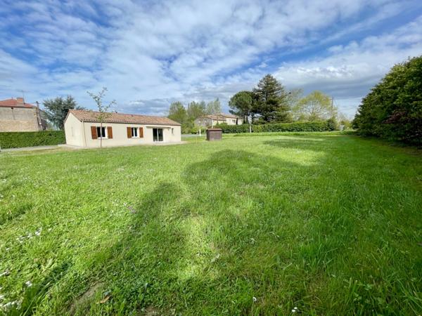 Maison de plain-pied - 3 chambres - 2 salles d'eau - Jardin clôturé