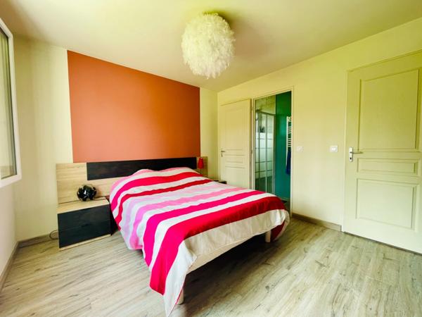 Maison de plain-pied - 3 chambres - 2 salles d'eau - Jardin clôturé