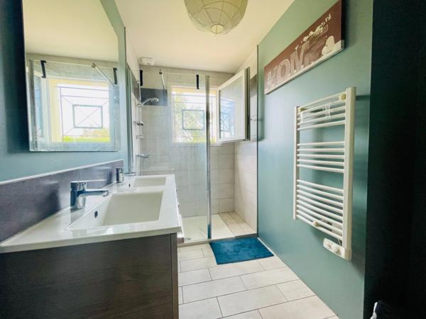 Maison de plain-pied - 3 chambres - 2 salles d'eau - Jardin clôturé