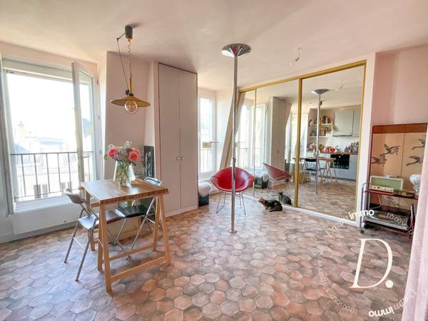 LES ABBESSES – STUDIO AVEC VUE EXCEPTIONNELLE SUR PARIS ET LA TOUR EIFFEL