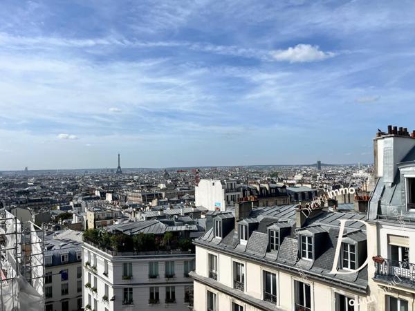 LES ABBESSES – STUDIO AVEC VUE EXCEPTIONNELLE SUR PARIS ET LA TOUR EIFFEL