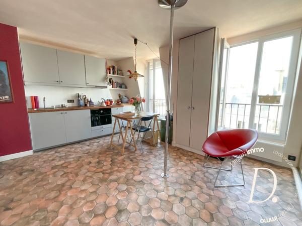 LES ABBESSES – STUDIO AVEC VUE EXCEPTIONNELLE SUR PARIS ET LA TOUR EIFFEL