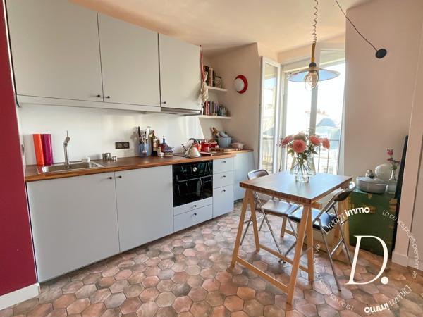 LES ABBESSES – STUDIO AVEC VUE EXCEPTIONNELLE SUR PARIS ET LA TOUR EIFFEL